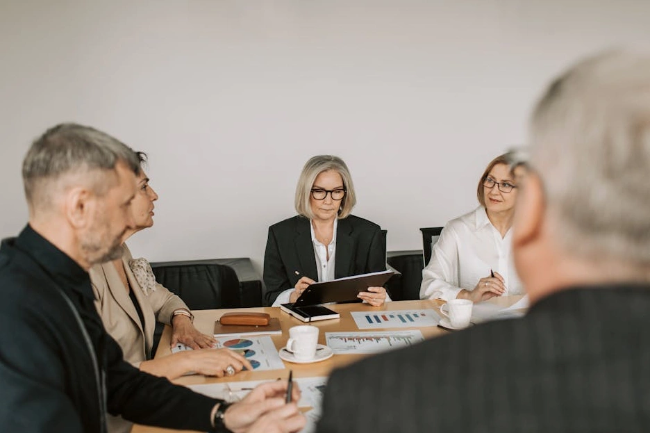 Zespół redakcyjny pracujący nad strategią tekstową.
