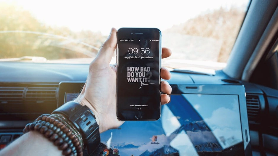 Panel analityczny pokazujący wzrost zaangażowania w mediach.